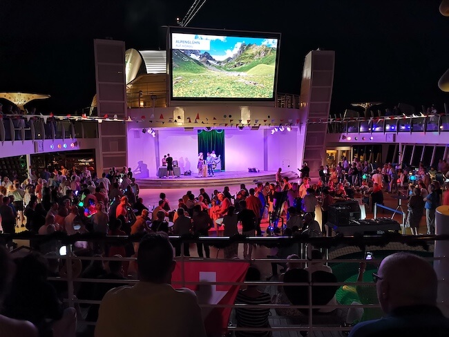 Party auf dem Pooldeck eines AIDA Kreuzfahrtschiffs